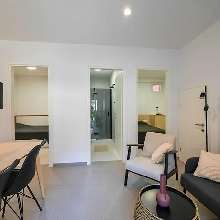 Smart And Cozy Downtown Nooks 3* 罗维尼