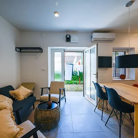Smart And Cozy Downtown Nooks 罗维尼